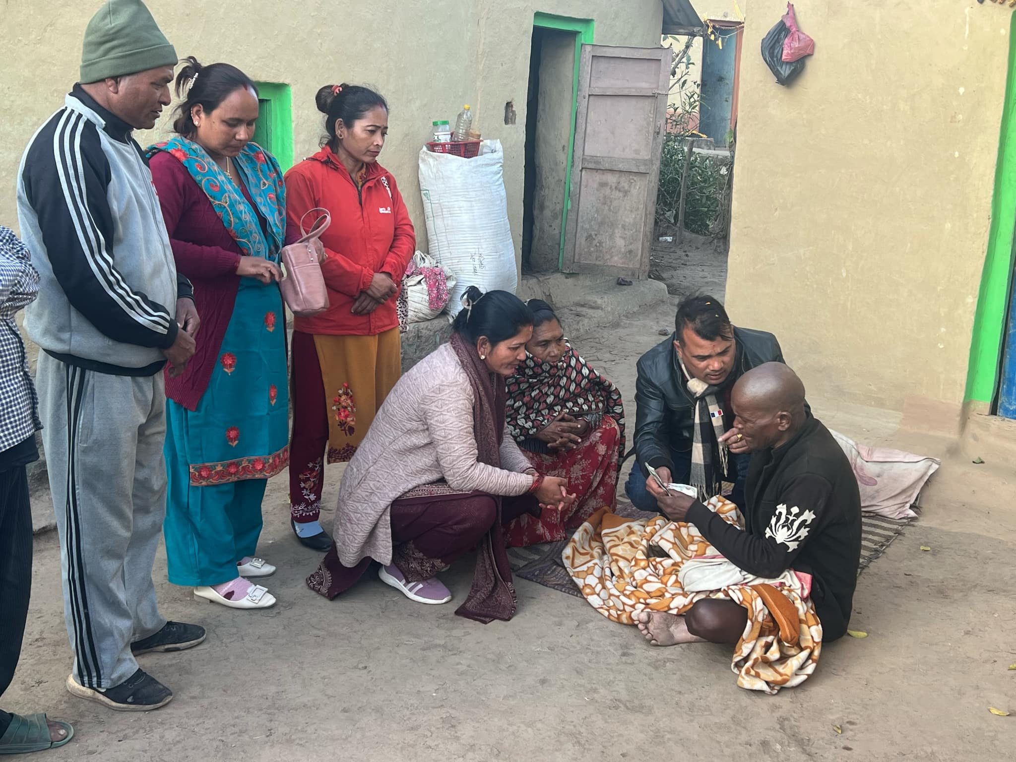 शान्तिनगर गा.पा अध्यक्ष बस्नेतले गरे सहयोग आर्थिक अभावका कारण उपचार गर्न नसकेर घरमै थला परेका गणेश परियारलाई ।